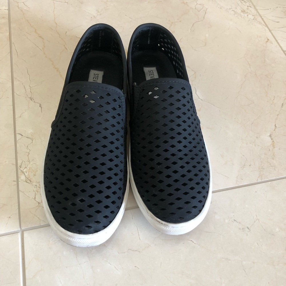 Sold‼️Steve Madden 7 1/2 slip on shoes